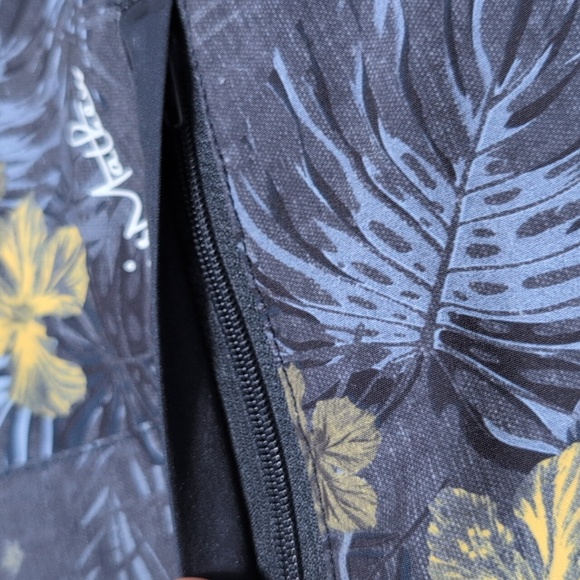 Travis Mathew Board Shorts Tropical Floral Print Navy Blue Yellow Men's Size 32 - Picture 9 of 10